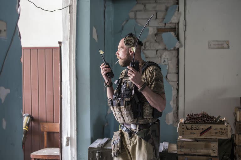 Un  soldado ucraniano sostiene dos radios durante intensos combates en la línea del frente en Severodonetsk, en la región de Luhansk, Ucrania, el 8 de junio de 2022. (AP Foto/Oleksandr Ratushniak)