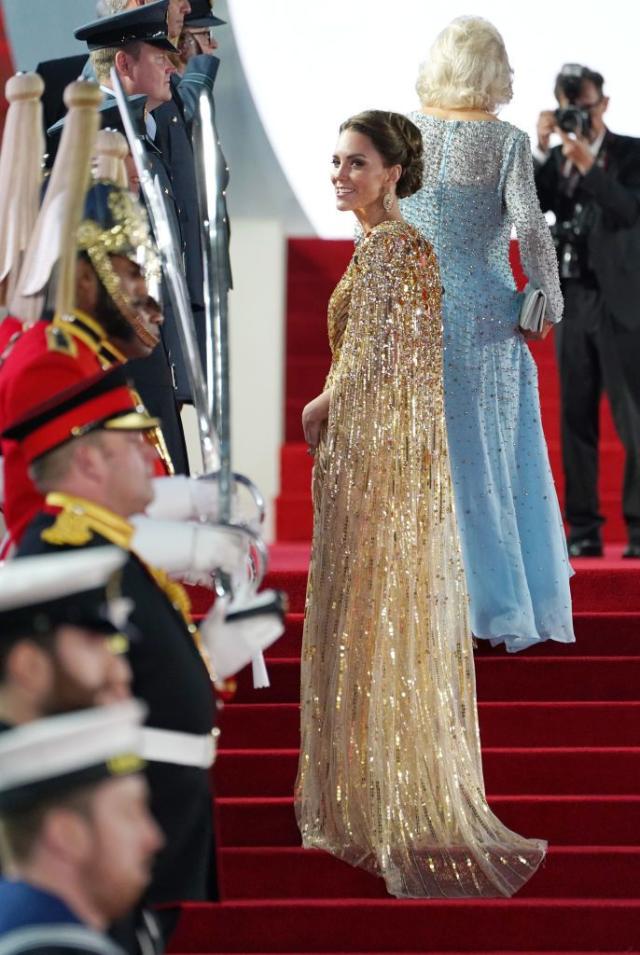 Duchess Kate Stuns in Red Lace Dress in West End: Photos