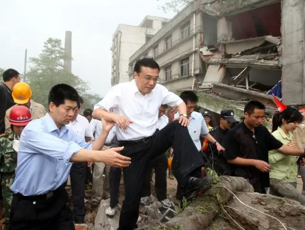 2008年四川大地震，李克強到場視察災情。（圖／新華社）