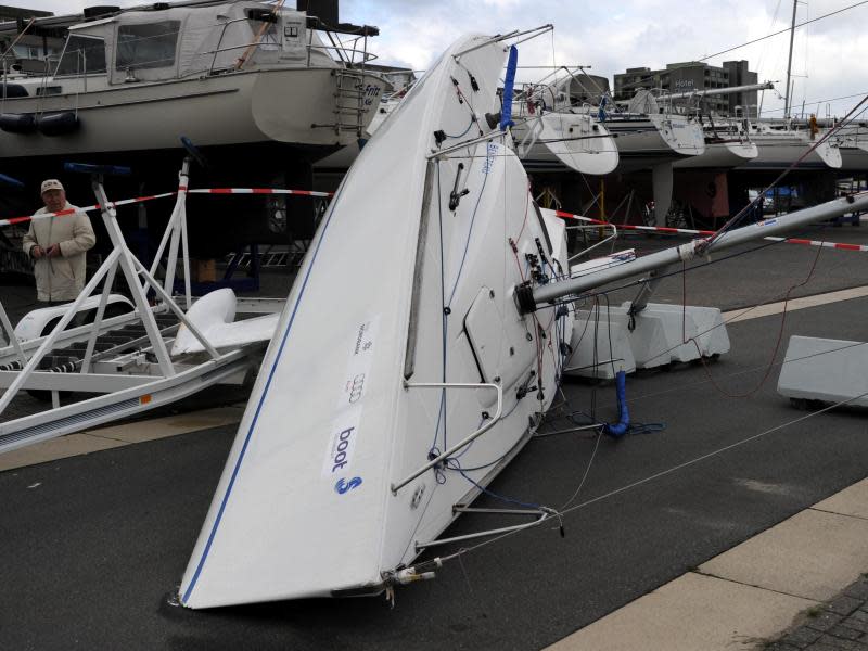 Ein von Orkan "Christian" umgewehtes Segelboot liegt im Yachthafen von Kiel-Schilksee. Foto: Carsten Rehder