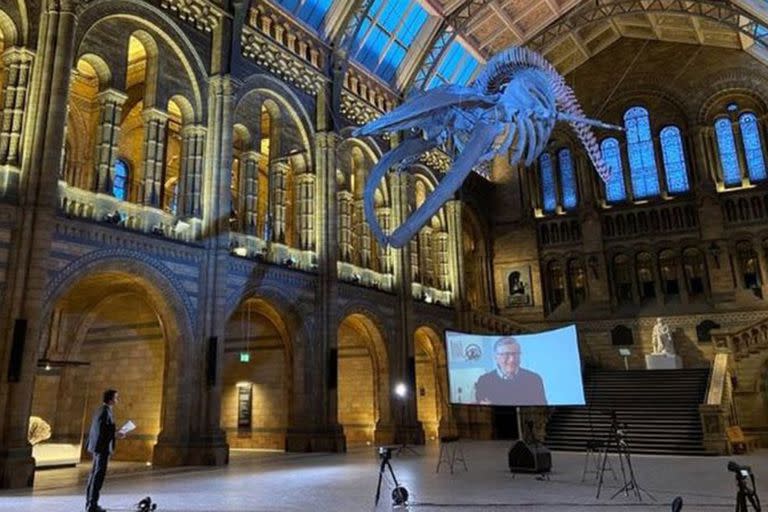 Justin Rowlatt entrevistando a Gates desde el Museo de Historia Natural de Londres.