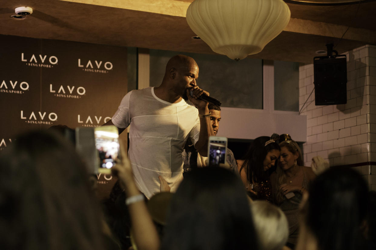 Jamie Foxx performs a medley at LAVO Singapore (Photo: TAO Group)