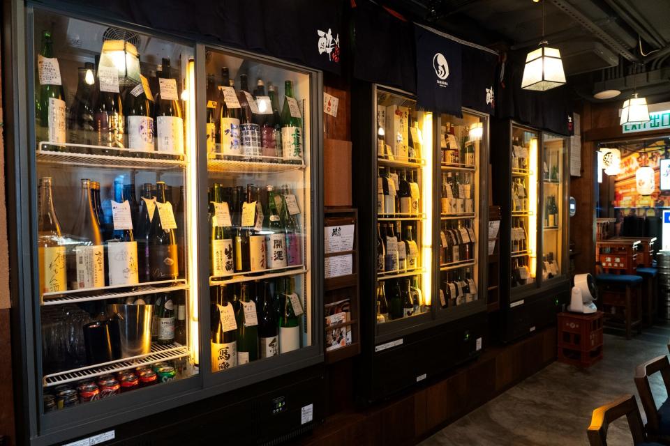 餐廳清酒櫃藏有超過 100 種不同酒款，包括限量生產的日本酒及季節性清酒