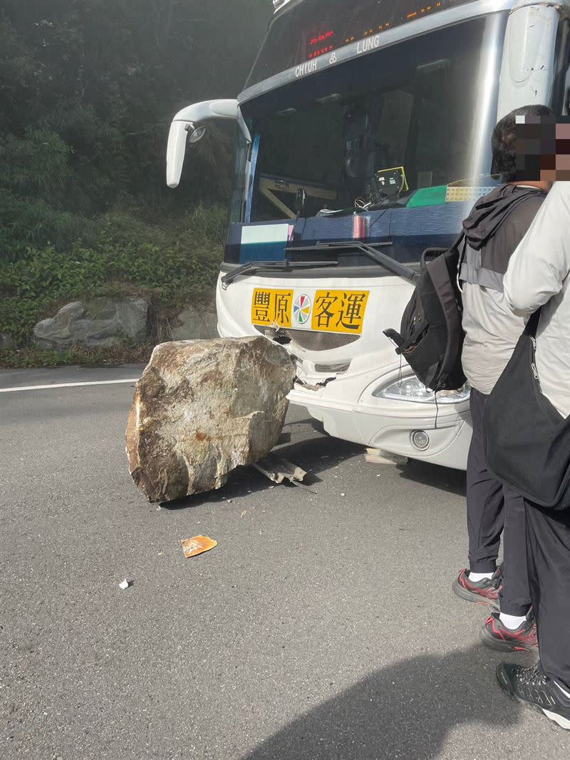 受強震影響，中橫便道沿線都是落石，目前仍有6人受困。(圖／翻攝畫面)