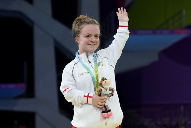 England’s Maisie Summers-Newton with her gold medal during the 2022 Commonwealth Games in Birmingham