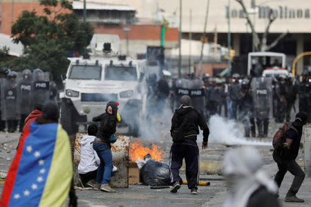 Demonstrators clash with police during a protest against Venezuelan President Nicolas Maduro's government in Caracas, Venezuela January 23, 2019. REUTERS/Manaure Quintero NO RESALES. NO ARCHIVES.