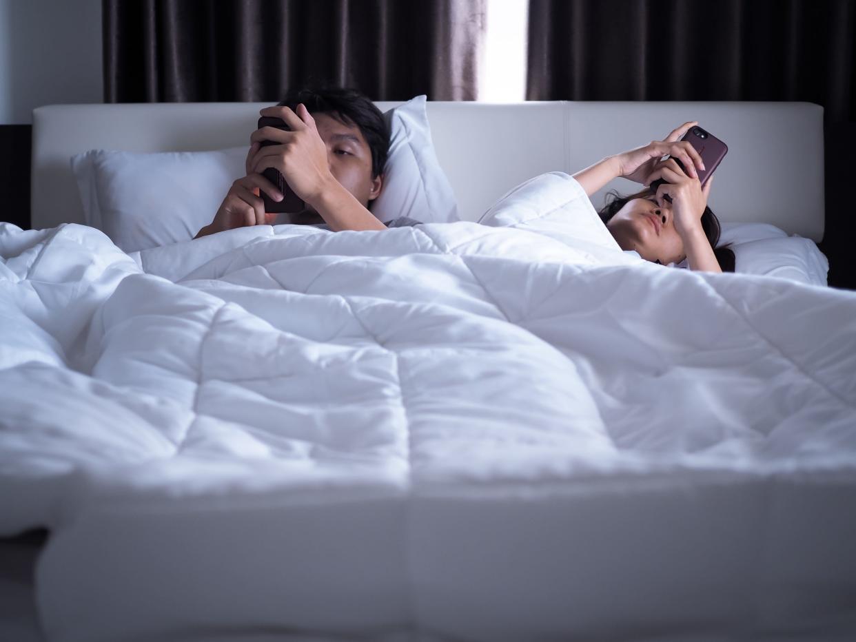 smartphone couple bed