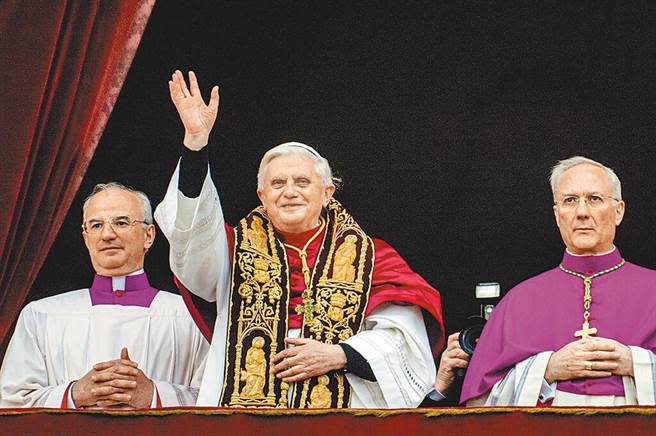 前羅馬天主教教宗本篤十六世（Benedict XVI）昨日辭世，享耆壽95歲。（美聯社）