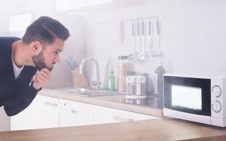 <p>Mit der Mikrowelle "kochen" - das ist wohl das Einfachste, was man in der Küche anstellen kann? Von wegen! Die beliebte Mikrowelle birgt durchaus Gefahren. Wenn Sie versuchen, bestimmte Lebensmittel oder Gefäße zu erhitzen, können Sie eine böse Überraschung erleben. Stellen Sie deshalb folgende Dinge nicht in die Mikrowelle ... (Bild: iStock / AndreyPopov)</p>