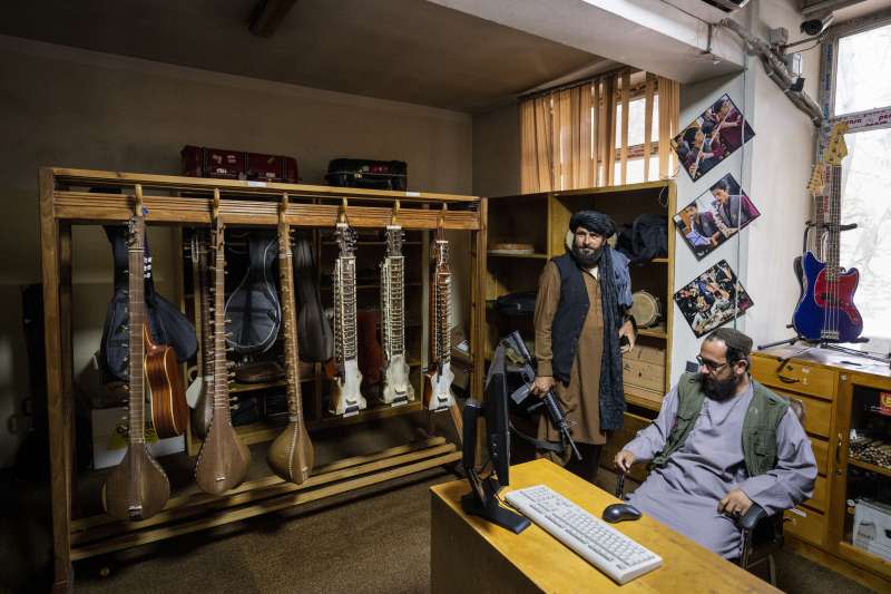 極端組織「哈卡尼網絡」的武裝分子駐守在阿富汗國立音樂學院（美聯社）