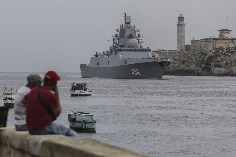 La gente observa cómo la fragata Almirante Gorshkov de la Armada rusa llega al puerto de La Habana, Cuba, el miércoles 12 de junio de 2024. Cientos de cubanos se agolparon en la tarde del jueves 13 de junio de 2024 para subir a la fragata rusa “Gorshkov”. (AP Foto/Ariel Ley)