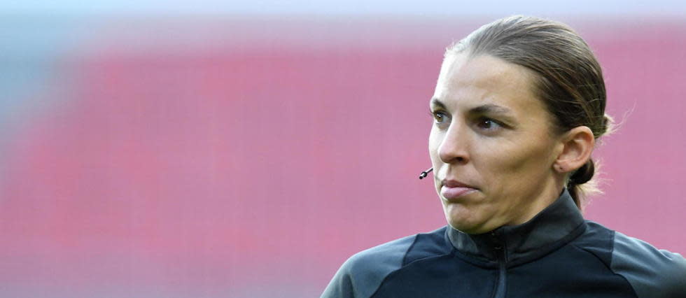 La Française Stéphanie Frappart s'impose comme la première femme à arbitrer un match de Ligue de champions (photo d'illustration).
