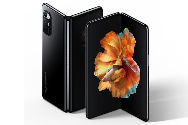 El Xiaomi Mi MIx Fold de 2021 tiene una pantalla interna plegable de 8 pulgadas, y una pantalla frontal de 6,5 pulgadas, con un chip Snapdragon 888, y un bloque de cámaras con un sensor principal de 108 megapixeles, un gran angular y un zoom 3x con lente líquida