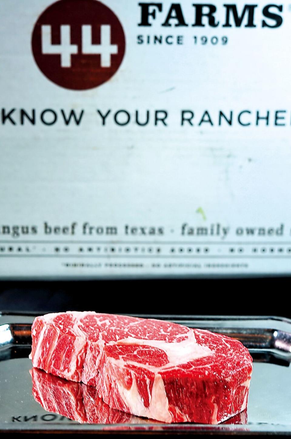 德州最大純種黑安格斯牛生產商「44Farms」牧場已有百年歷史，出品的牛肉品質上乘甜鮮。圖／姚舜