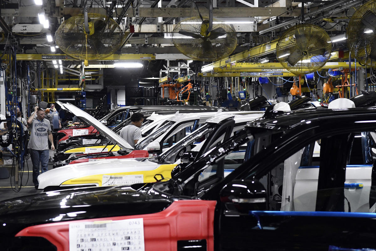 Автомобилните работници заплашват да стачкуват отново в огромния завод за камиони на Ford в Кентъки в местен спор за договор