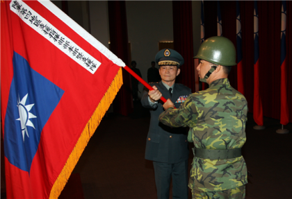陸軍副司令朱玉書中將十七日在「陸軍第四地區支援指揮部編成典禮」中親自授旗。（軍聞社記者呂世民攝）