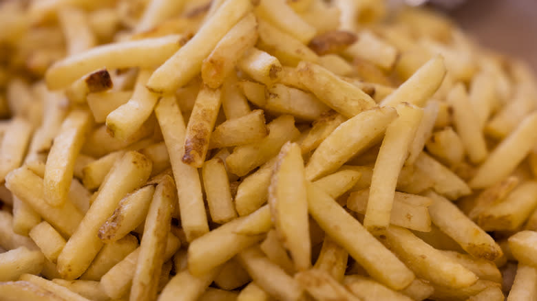 pile of french fries 