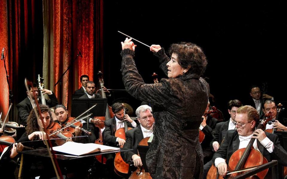 La Maestra Sebrina Alfonso al frente de la Orquesta Sinfónica del Sur de Florida.