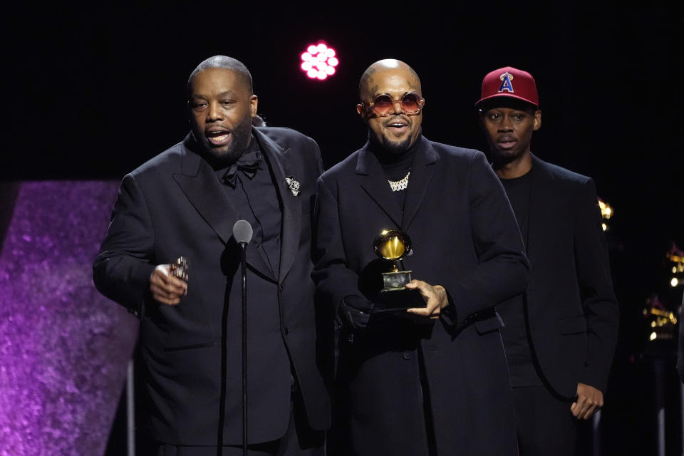 Killer Mike, izquierda, recibe el premio a mejor interpretación de rap por "Scientists & Engineers" en la 66a entrega anual de los Premios Grammy el domingo 4 de febrero de 2024 en Los Ángeles. (Foto AP/Chris Pizzello)