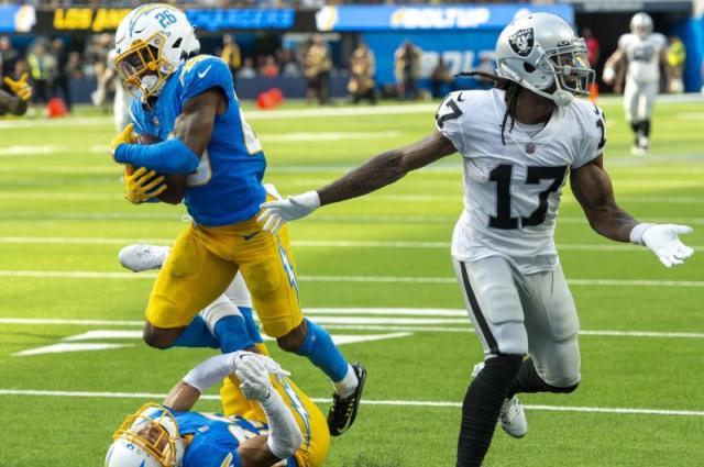 Raiders WR Davante Adams suffers apparent right leg injury - ESPN