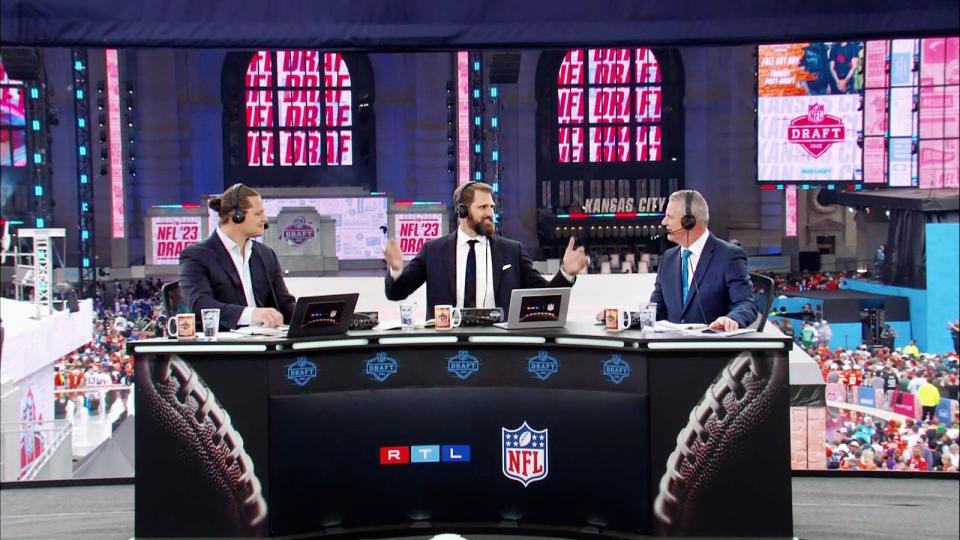 Markus Kuhn, Sebastian Vollmer, Moderator Jan Stecker (von links) konnten sich bei den Übertragungen zum "NFL Draft" schon mal "aufwärmen". (Bild: RTL / Guido Engels)
