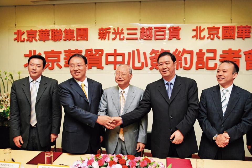 新光三越曾在2006年與中資合作西進，最後經營權全失，吳昕達（右）還一度在北京被軟禁。（今周刊）