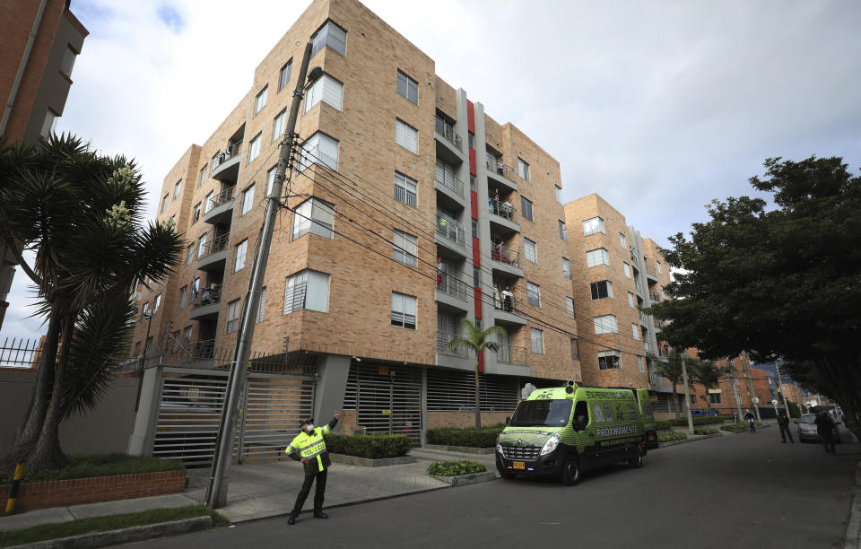 Oficiales de policía conducen una sesión de aeróbicos para los residentes que permanecen en sus hogares durante una cuarentena con la que se busca frenar la propagación del nuevo coronavirus, en Bogotá, Colombia, el viernes 3 de abril de 2020. (Foto AP/Fernando Vergara)