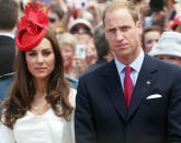 Die erste Auslandsreise, die William und Kate als Ehepaar machten, führte sie nach Kanada. Die clevere Kate trug einen roten Hut mit dem Ahornblatt, dem Wahrzeichen und der Farbe des Gastgeberlandes. Somit flogen ihr sofort alle Sympathien zu. (Bild: WENN)