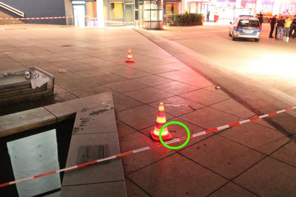 Am Alexanderplatz soll auch mit einer Schreckschusspistole geschossen worden sein. Die Hülsen wurden mit leuchtenden Pylonen markiert.<span class="copyright">Pudwell</span>