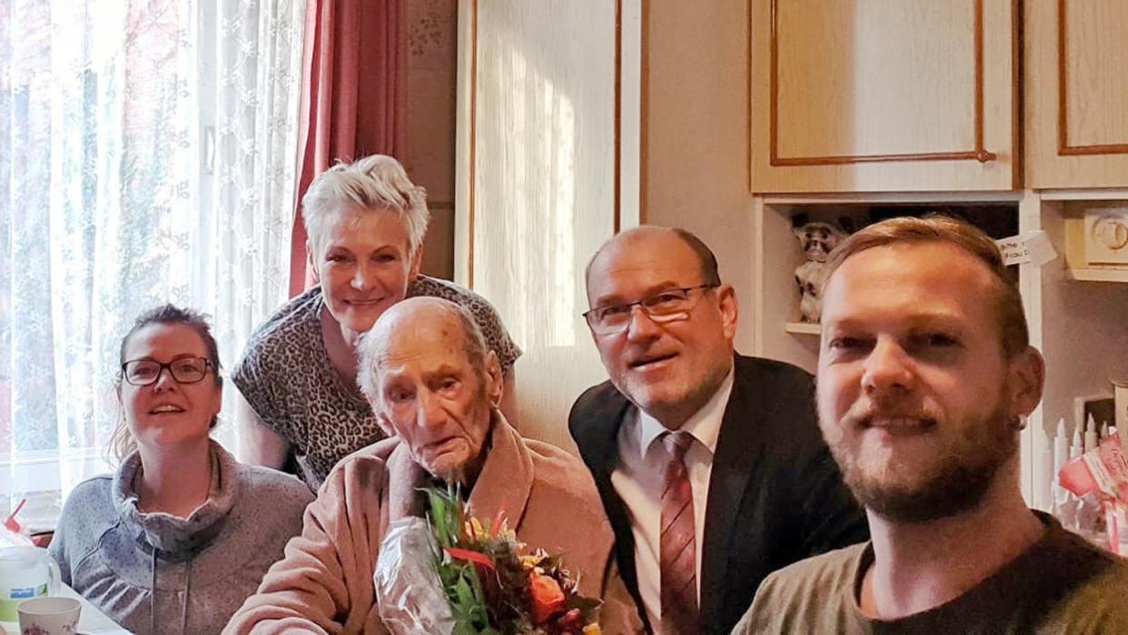 Gustav Gerneth (M) feiert mit Familienangehörigen und Havelbergs Bürgermeister Bernd Poloski seinen 114. Geburtstag.