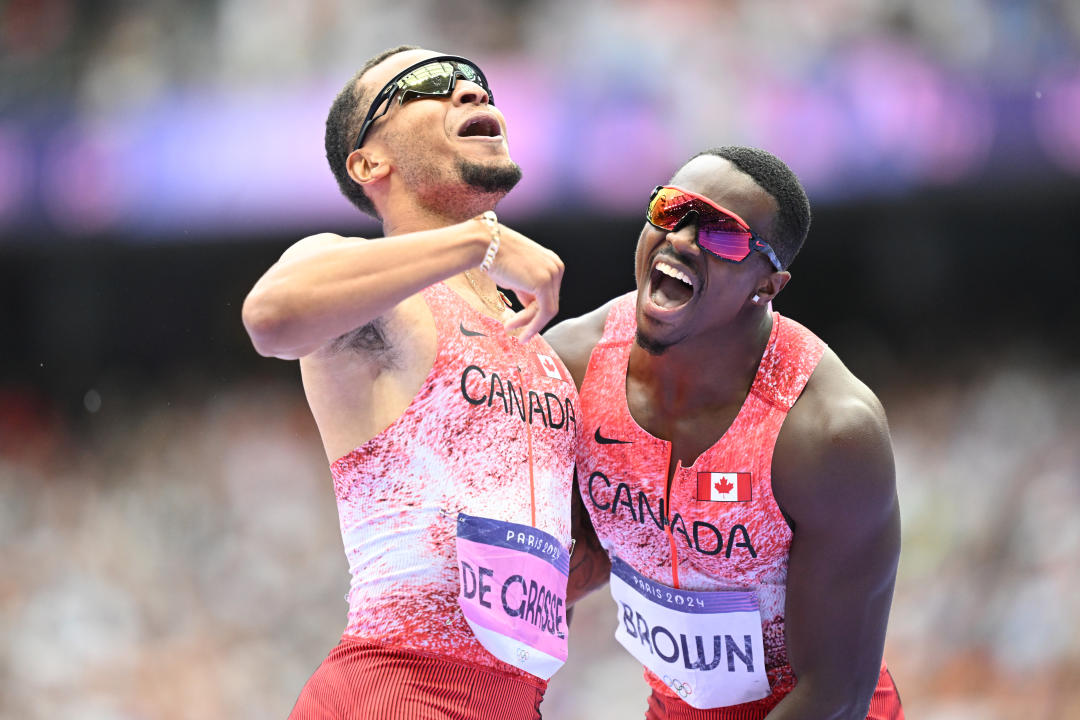 09 de agosto de 2024, Francia, Saint-Denis: Juegos Olímpicos, París 2024, atletismo, Stade de France, 4 x 100 m, hombres, final, Andre De Grasse de Canadá anima al final con Aaron Brown (d). Foto: Sven Hoppe/dpa (Foto de Sven Hoppe/picture alliance vía Getty Images)