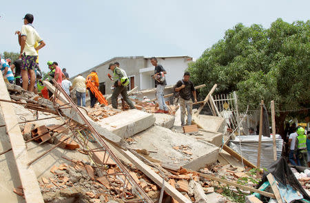 Foto del jueves de socorristas buscando sobrevivientes trs el derrumbe de un edificio en construción en Cartagena, Colombia. Abril 27, 2017. Un edificio en construcción se desplomó el jueves en una zona popular de la ciudad de Cartagena, sobre el Mar Caribe de Colombia, un hecho que dejó al menos cinco obreros muertos y otros 19 heridos, informaron las autoridades locales. REUTERS/Orlando Gonzalez