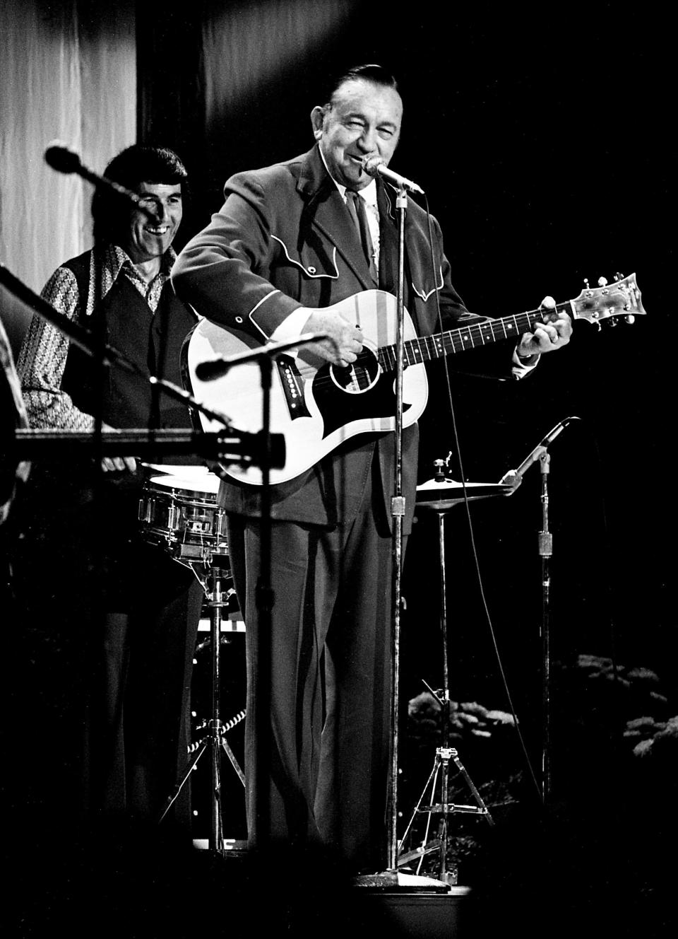 Tex Ritter sings "Green Grow the Lilacs" for a packed house during the sixth annual CMA Awards show  on Oct. 16, 1972.