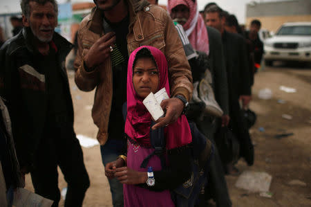 Displaced Iraqis wait to get food supplies as Iraqi forces battle with Islamic State militants, in western Mosul, Iraq March 28, 2017. REUTERS/Suhaib Salem