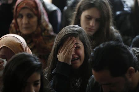 A relative (C) of Palestinian minister Ziad Abu Ein mourns during his funeral in the West Bank city of Ramallah December 11, 2014. REUTERS/Mohamad Torokman