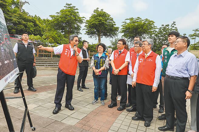 高公局局長趙興華（左）15日簡報國1楊頭拓寬工程，新竹縣長楊文科（右一）提國1銜接台68等4項訴求納入楊頭建設，行政院長陳建仁（右二）希望工程如質如實完工。（羅浚濱攝）