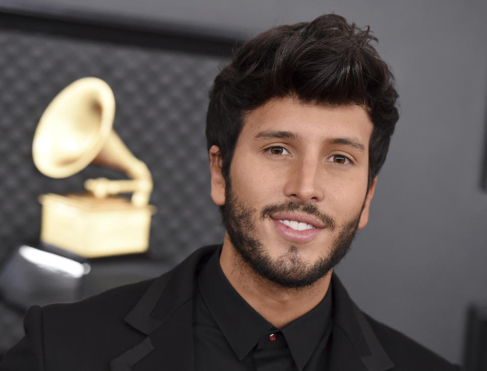 Sebastián Yatra llega a la 62da entrega anual de los premios Grammy, el 26 de enero del 2020 en el Staples Center en Los Angeles. Yatra ha colaborado con artistas como los Jonas Brothers, One Republic y Michael Bublé, pero al parecer no se siente completamente satisfecho con su trabajo. En una entrevista reciente con AP, el cantante colombiano dijo que aprovecha la pandemia para perfeccionar su arte tomando a diario clases de guitarra. (Foto por Jordan Strauss/Invision/AP, Archivo)