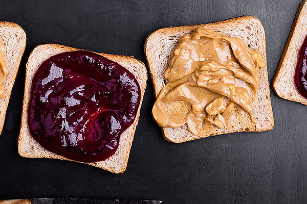 Los sándwiches de mantequilla de maní y jalea son una de las combinación más populares. Foto: istetiana / Getty Images.