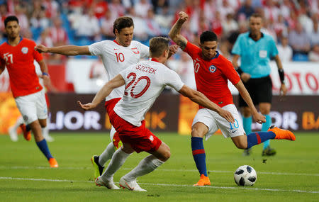 Soccer Football - International Friendly - Poland vs Chile - INEA Stadion, Poznan, Poland - June 8, 2018 Chile’s Diego Valdes in action with Poland's Grzegorz Krychowiak and Lukasz Piszczek REUTERS/Kacper Pempel