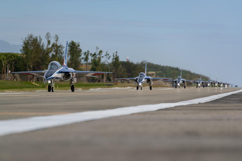 勇鷹高教機地面列隊滑行。(空軍提供)