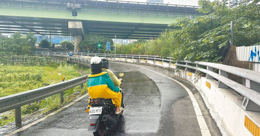 汐止北山大橋機車道狹窄又曲折，導致追撞事故頻傳，市議員張錦豪建議機車道末端右轉進入大同路的路口，應維持常設綠燈，避免塞車。（圖／中國時報高鈞麟攝）