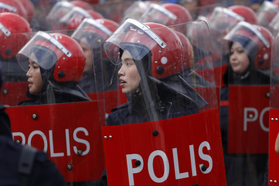 <p>Malaysian riot police members parade during the Independence Day celebrations in Kuala Lumpur, Malaysia, Aug. 31, 2016. Malaysia, which gained its independence from British colonial rule in 1957, celebrates its 59th Independence Day. (Photo: AHMAD YUSNI/EPA)</p>