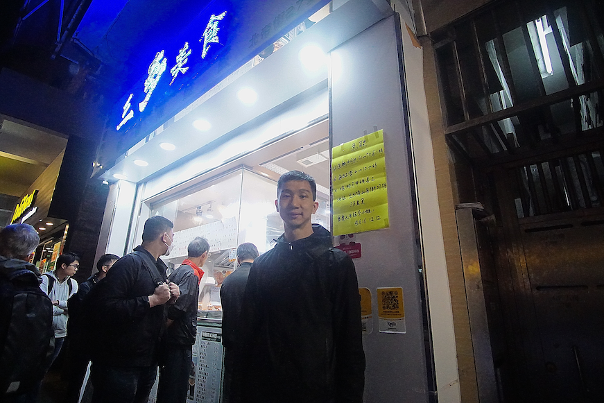 Jason與哥哥一齊經營兩餸飯店，夜晚三年間已經由土瓜灣開到深水埗，再踩入石門。