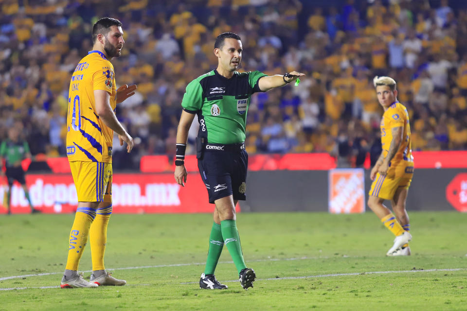 Con todo y VAR, César Ramos tuvo una noche para el olvido el sábado en el Estadio Universitario. (Foto por Alfredo Lopez/Jam Media/Getty Images)