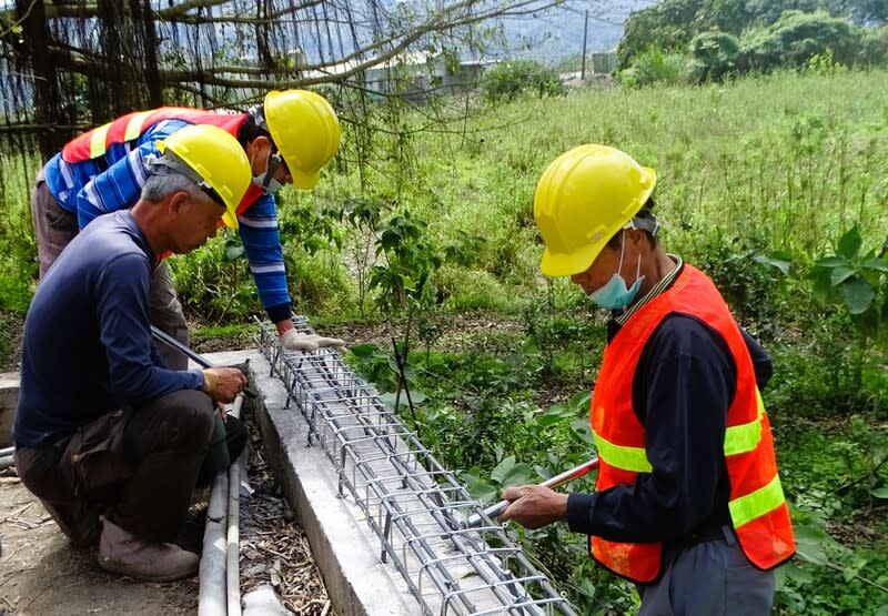 北分署營建職訓課程  老師指導鋼筋綁紮 勞動部勞動力發展署北分署提供花蓮地區失業民眾最 快速的就業情報及職業訓練資源，目前有3班次「營 建工程實務訓練班」、「砌磚鋪面訓練班」課程受理 報名中，歡迎有需求民眾參與。圖為營造職類課程 中，老師指導學員實作鋼筋綁紮。 （勞動部勞動力發展署北分署提供） 中央社記者吳欣紜傳真  113年5月7日 