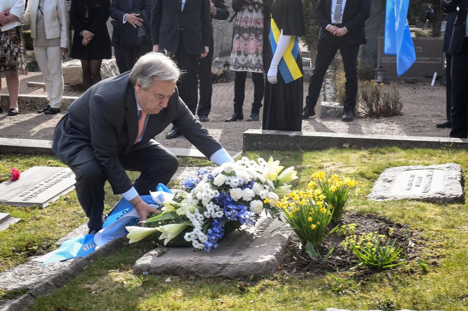 UN Secretary General Antonio Guterres lays flowers on the grave of Dag Hammarskjöld, a former UN Secretary General killed in a plane crash.