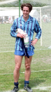 En 1994 Grant mostró mucha pierna durante un partido benéfico de fútbol soccer.