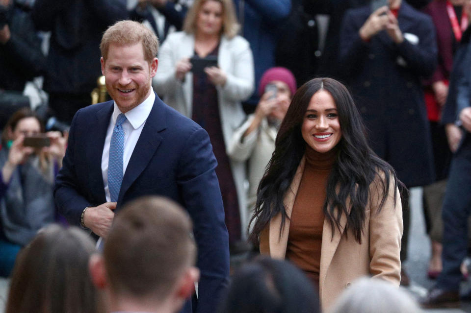 Harry et Meghan Markle sourient à la foule