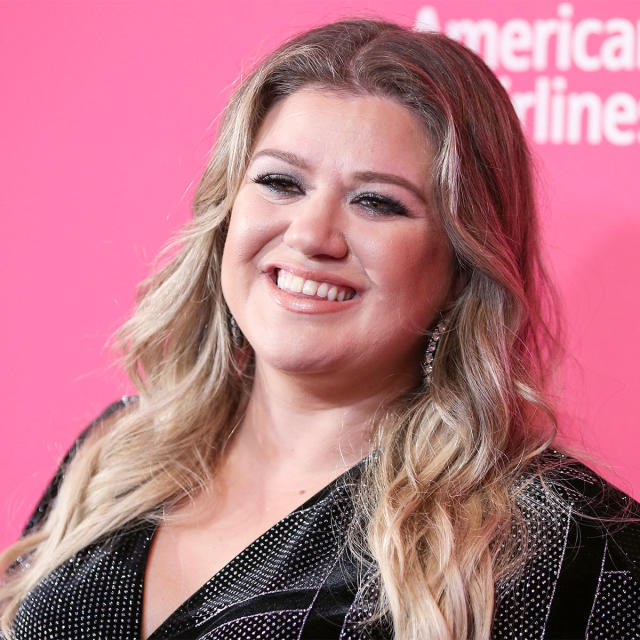 Kelly Clarkson Surprises Coffee Shop Customers With Stunning Choir ...