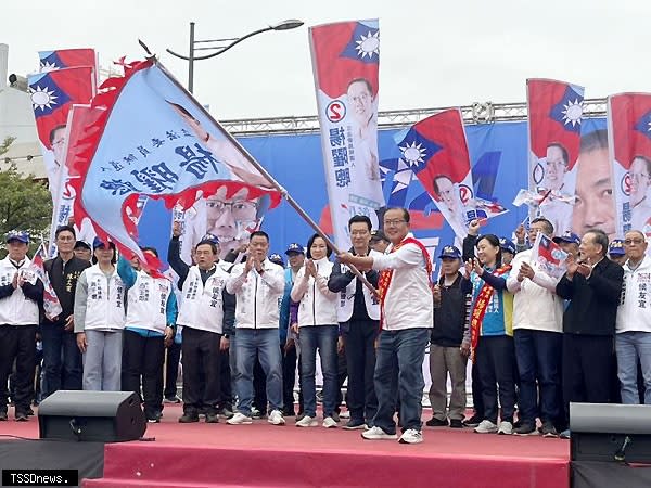 桃園市長張善政到南投陪同游顥車隊掃街拜票。（記者蔡榮宗攝）